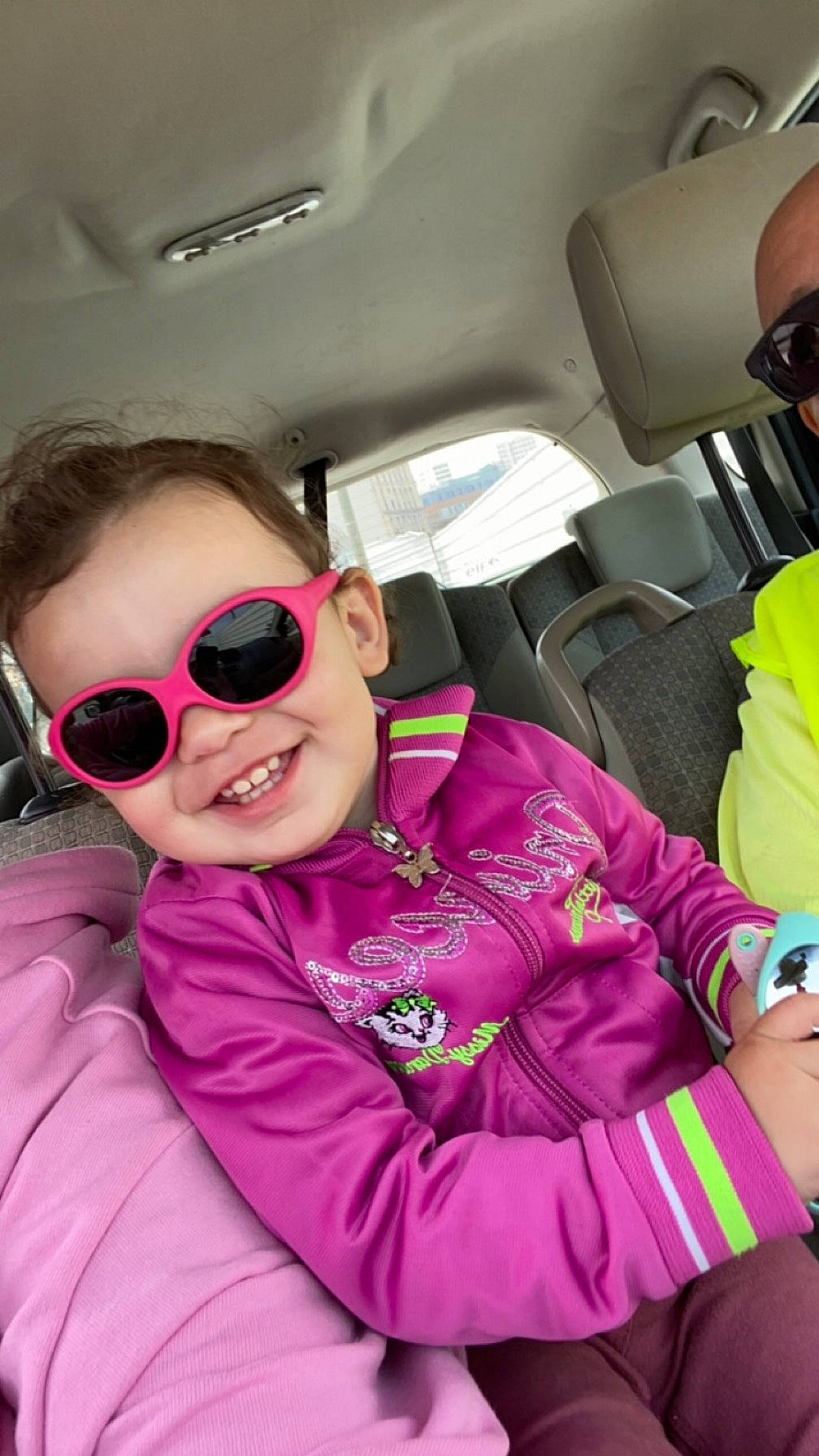 Kataleya participe au concours pour gagner de l'argent avec cette photo : auto_part, automotive_design, car_seat, car_seat_cover, child, comfort, eyewear, family_car, goggles, happy, head_restraint, joy, magenta, motor_vehicle, person, personal_protective_equipment, purple, seat_belt, sleeve, smile