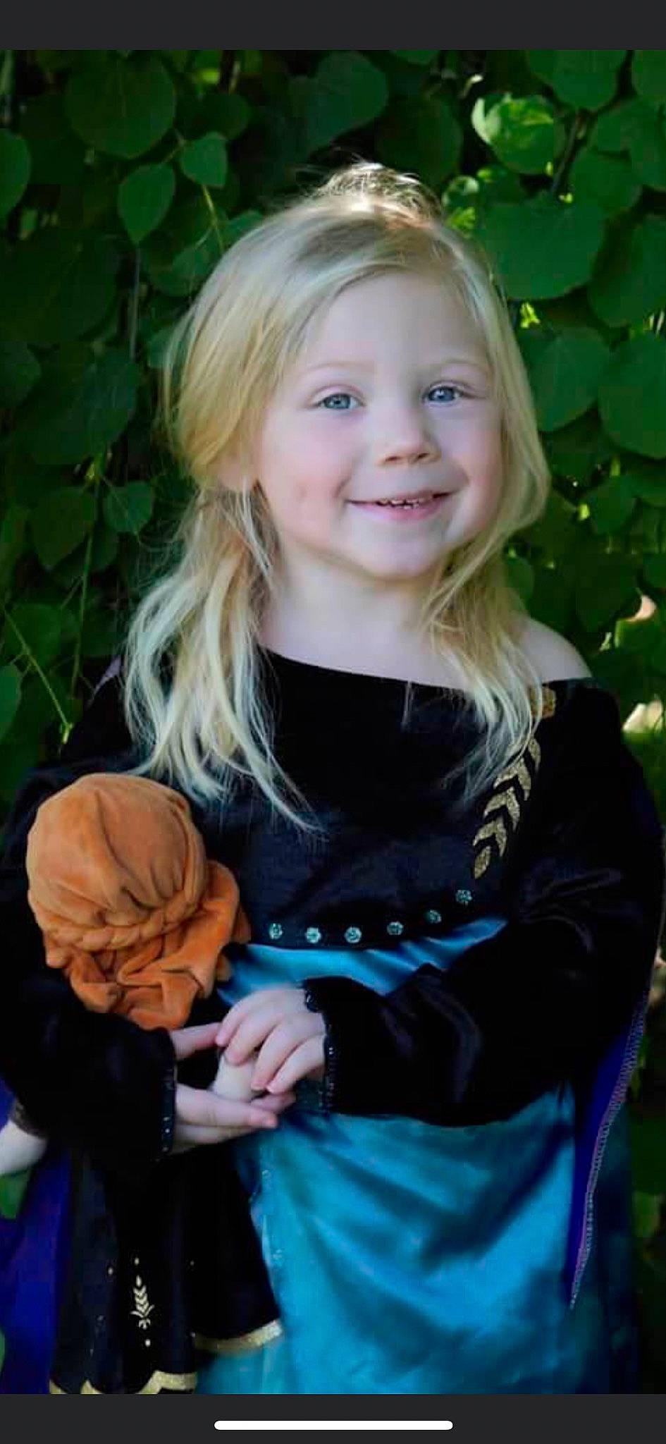 Iris is registered to the contest to win money with this photo: beauty, electric_blue, eye, facial_expression, fawn, grass, hairstyle, happy, head, iris, jewellery, joy, long_hair, organ, pattern, people_in_nature, person, plant, sleeve, smile