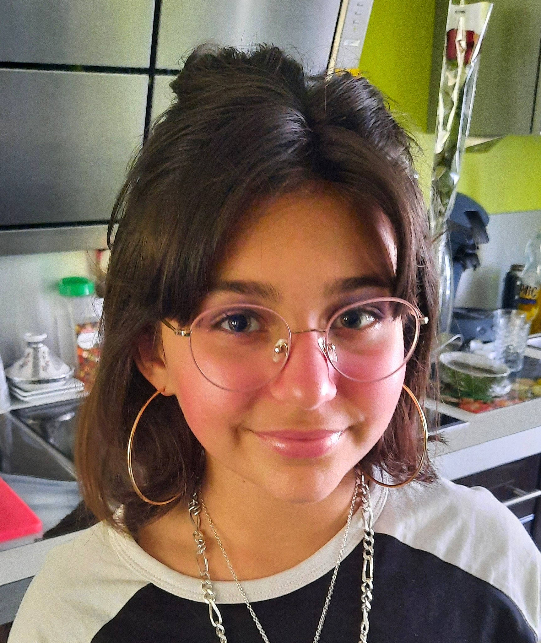 Anna participe au concours pour gagner de l'argent avec cette photo : bangs, body_jewelry, chin, event, eyebrow, eyelash, eyewear, fashion_accessory, forehead, glasses, happy, jaw, jewellery, joy, lip, neck, nose, person, selfie, skin