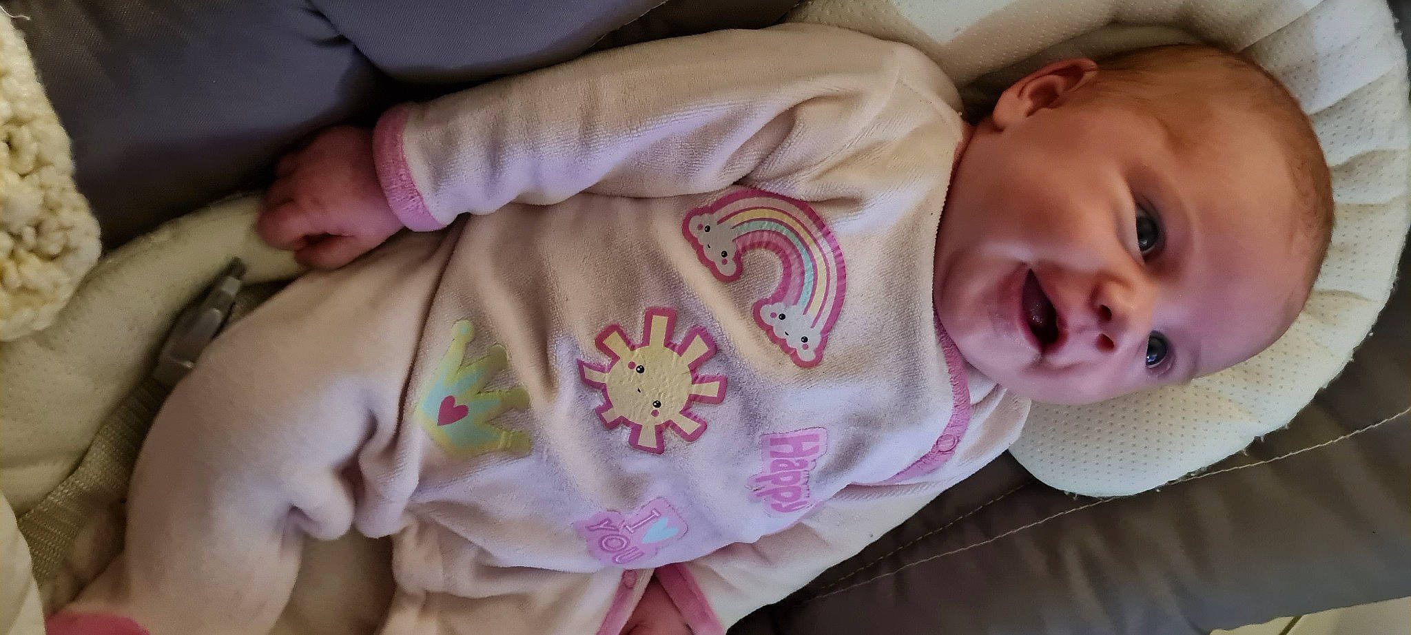 Lynn a rejoint le concours — aidez-le/la à gagner de superbes lots ! baby_toddler_clothing, cheek, comfort, ear, eye, eyebrow, hand, head, human_body, lip, mammal, mouth, neck, nose, organ, person, product, skin, sleeve, textile