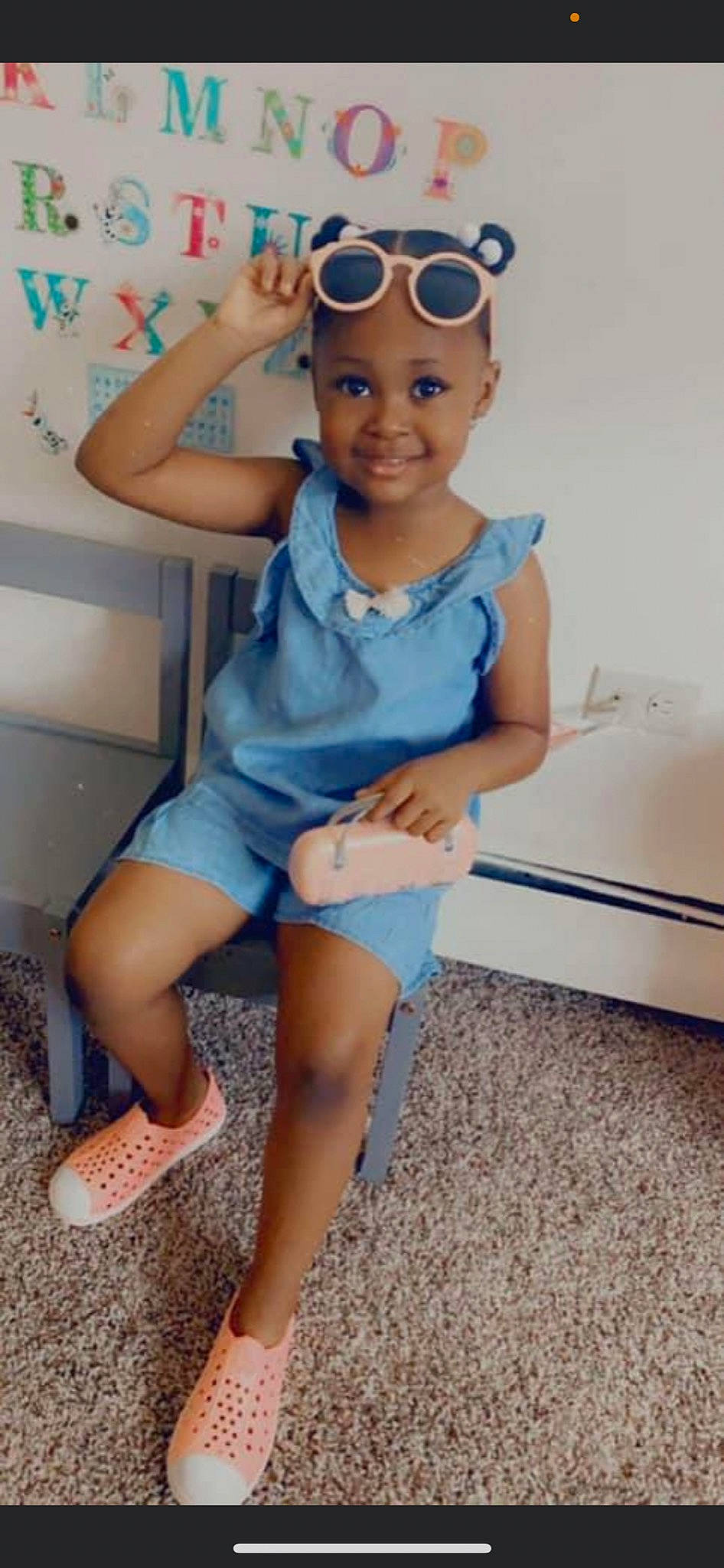 Zaia is registered to the contest to win money with this photo: baby_toddler_clothing, blue, dress, eyewear, glasses, goggles, hairstyle, happy, headwear, human_body, joy, knee, leg, person, photograph, shoulder, skin, sleeve, smile, sunglasses