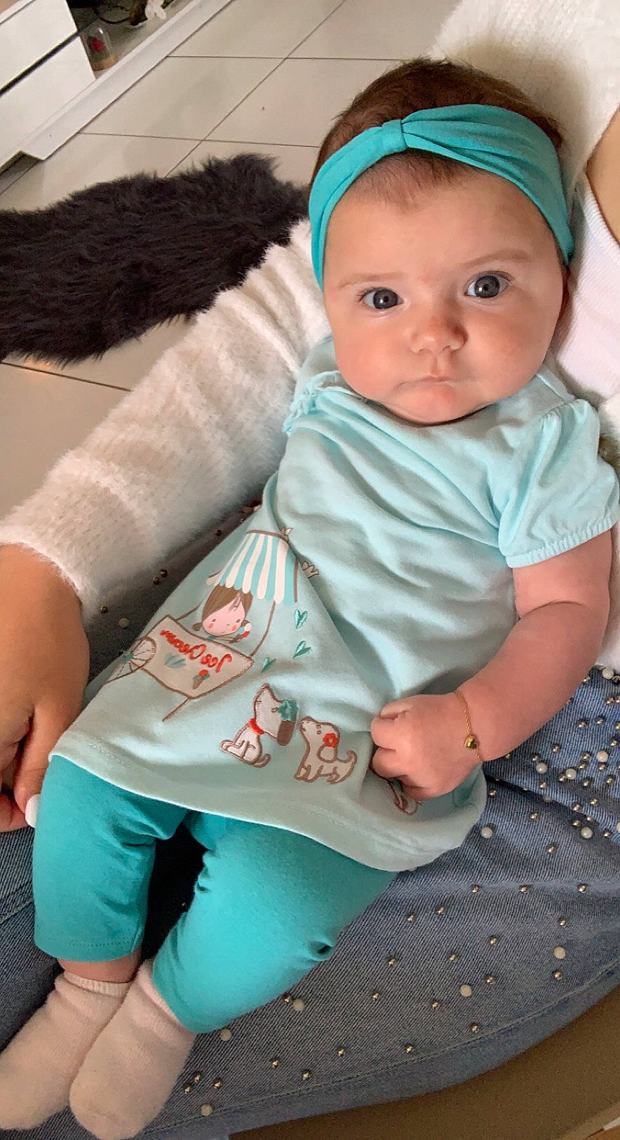 Timéa participe au concours pour gagner de l'argent avec cette photo : arm, azure, baby, baby_toddler_clothing, cap, cheek, child, chin, comfort, cool, eye, green, iris, lip, mouth, organ, person, pink, skin, sleeve