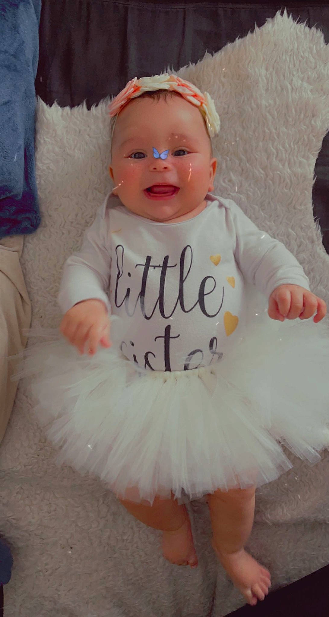 Lyna participe au concours pour gagner de l'argent avec cette photo : baby, baby_toddler_clothing, blue, dress, facial_expression, finger, gesture, hand, happy, headgear, organ, person, pink, product, skin, sleeve, smile, standing, textile, toddler