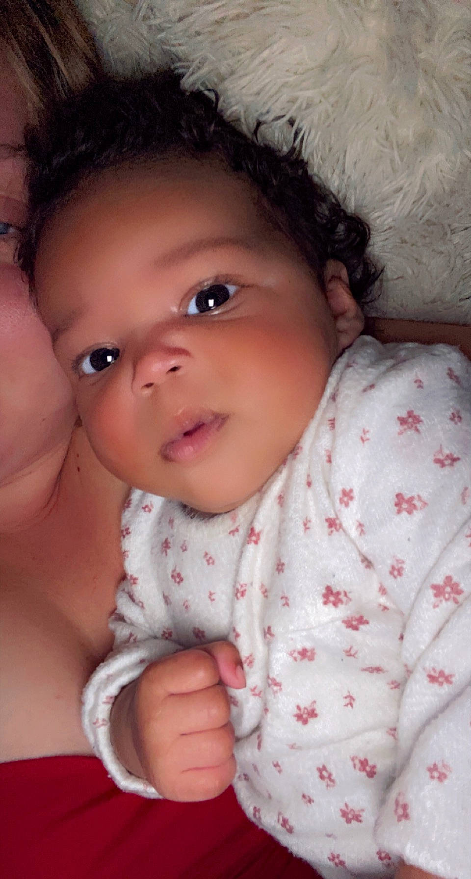 Luna participe au concours pour gagner de l'argent avec cette photo : arm, baby_toddler_clothing, cheek, chin, comfort, eye, eyebrow, eyelash, finger, gesture, hand, happy, iris, lip, mouth, neck, nose, organ, person, skin