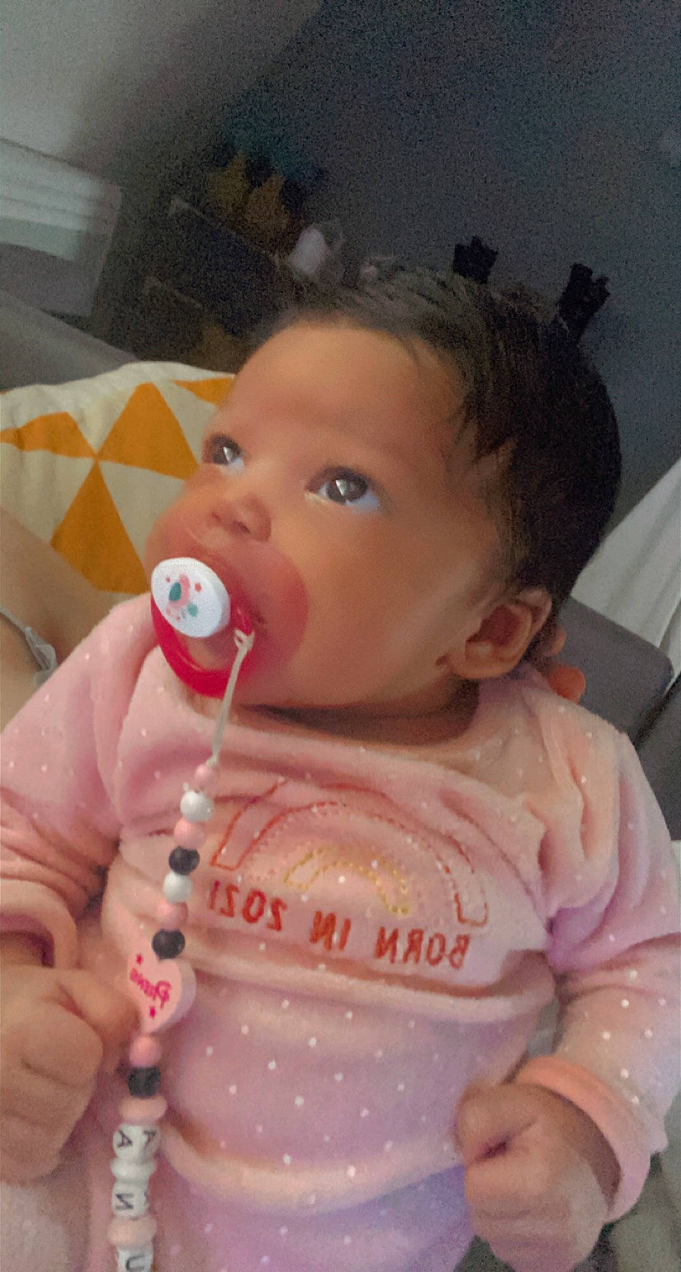 Luna a rejoint le concours — aidez-le/la à gagner de superbes lots ! baby, baby_grabbing_for_something, baby_toddler_clothing, cheek, child, chin, drinkware, ear, eyebrow, eyelash, finger, happy, iris, lip, mouth, nose, person, pink, skin, sleeve