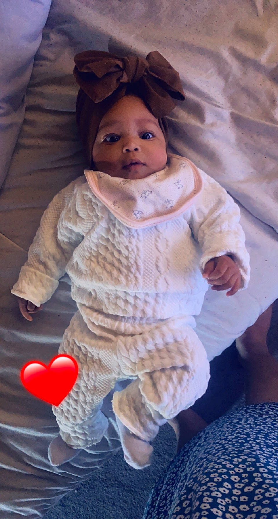 Luna a rejoint le concours — aidez-le/la à gagner de superbes lots ! baby, baby_toddler_clothing, balloon, cheek, child, comfort, eye, face, finger, flooring, happy, lip, nose, organ, person, pink, skin, sleeve, standing, textile