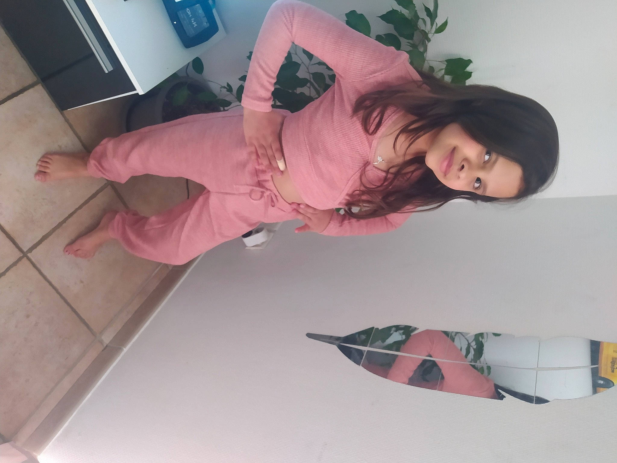 Laïna participe au concours pour gagner de l'argent avec cette photo : abdomen, black_hair, comfort, dress, elbow, eye, flooring, human_leg, joy, knee, long_hair, mouth, neck, person, plant, room, shoulder, sleeve, smile, thigh