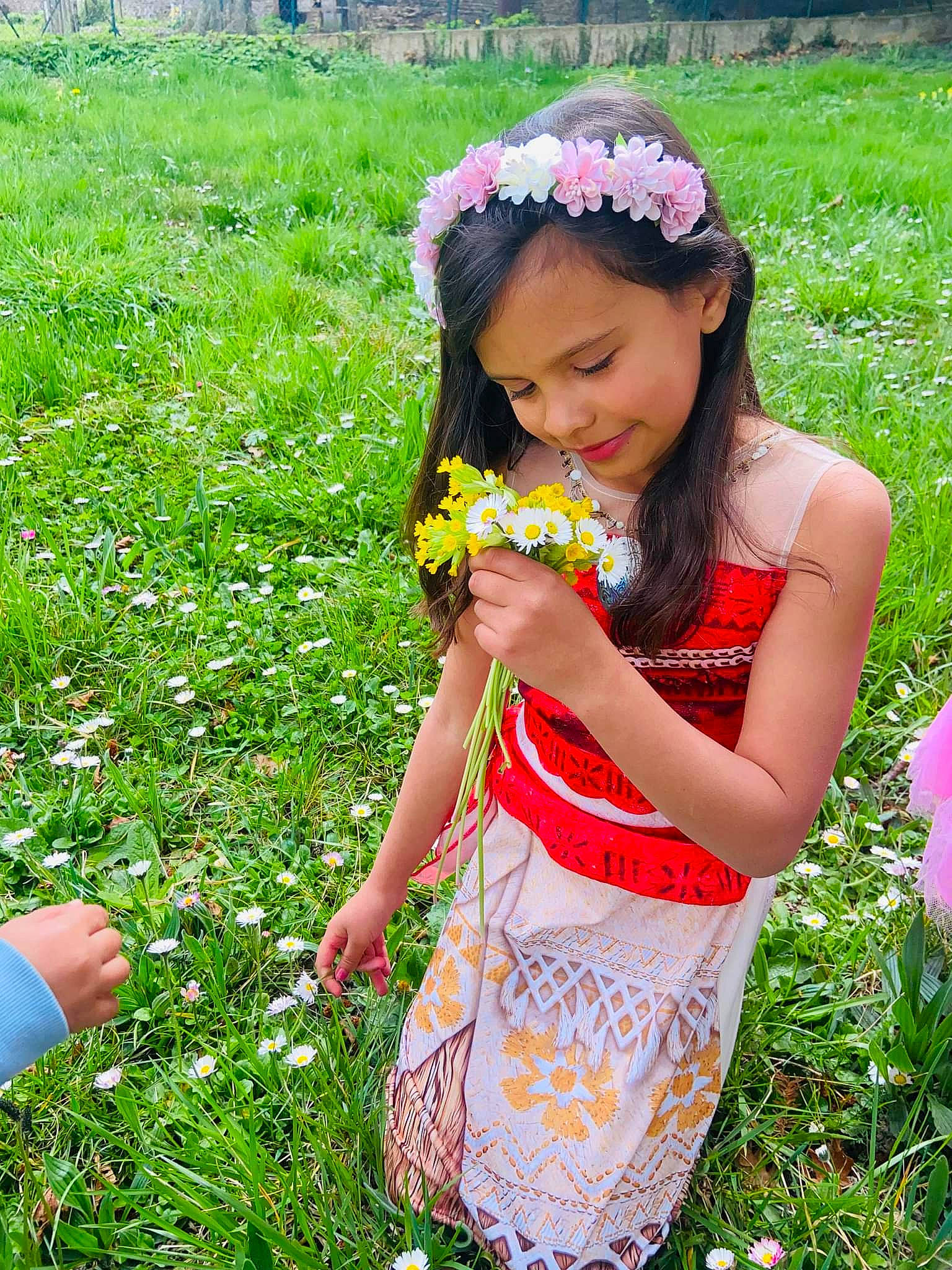 Laïna participe au concours pour gagner de l'argent avec cette photo : baby_toddler_clothing, botany, day_dress, field, flower, flowering_plant, fun, grass, grass_family, grassland, green, groundcover, happy, joy, meadow, natural_environment, people_in_nature, person, petal, plant