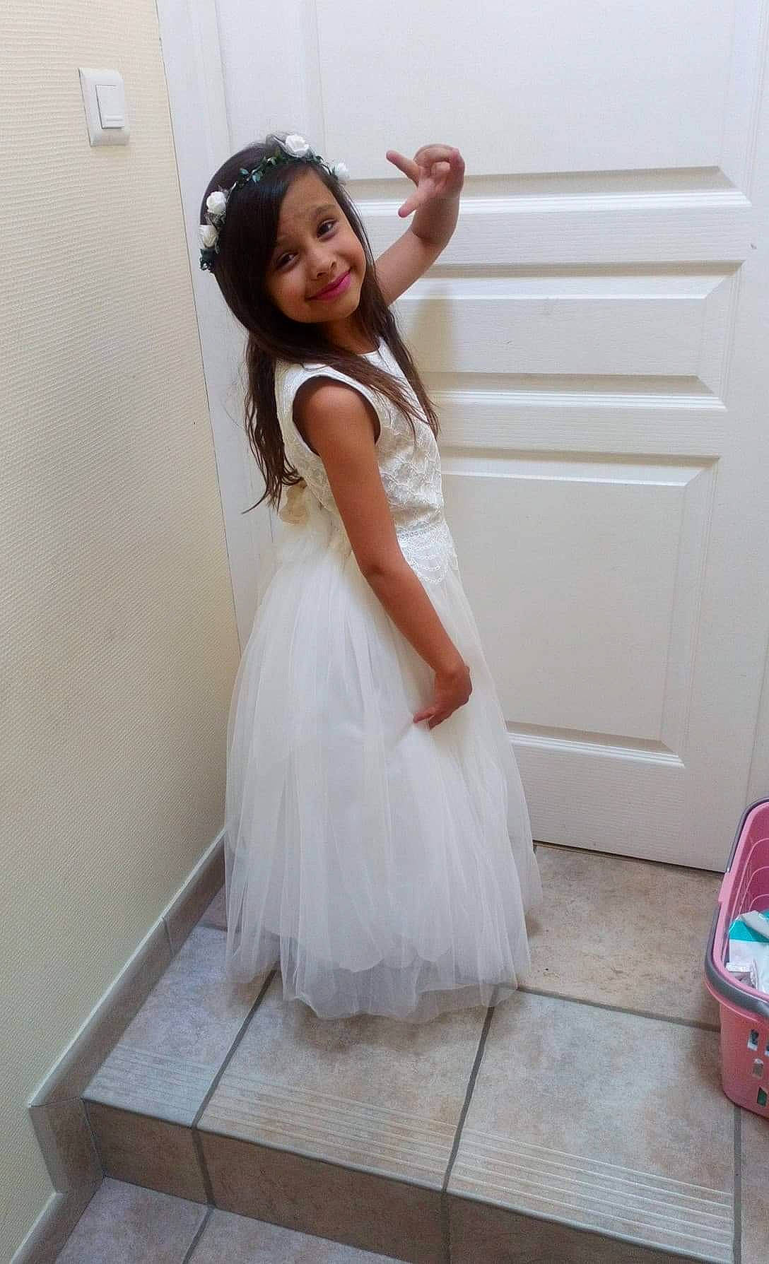 Laïna a rejoint le concours — aidez-le/la à gagner de superbes lots ! bridal_clothing, bridal_party_dress, dress, elbow, face, fashion_design, flash_photography, formal_wear, gown, happy, human_body, joy, leg, person, shoulder, smile, standing, table, thigh, trunk