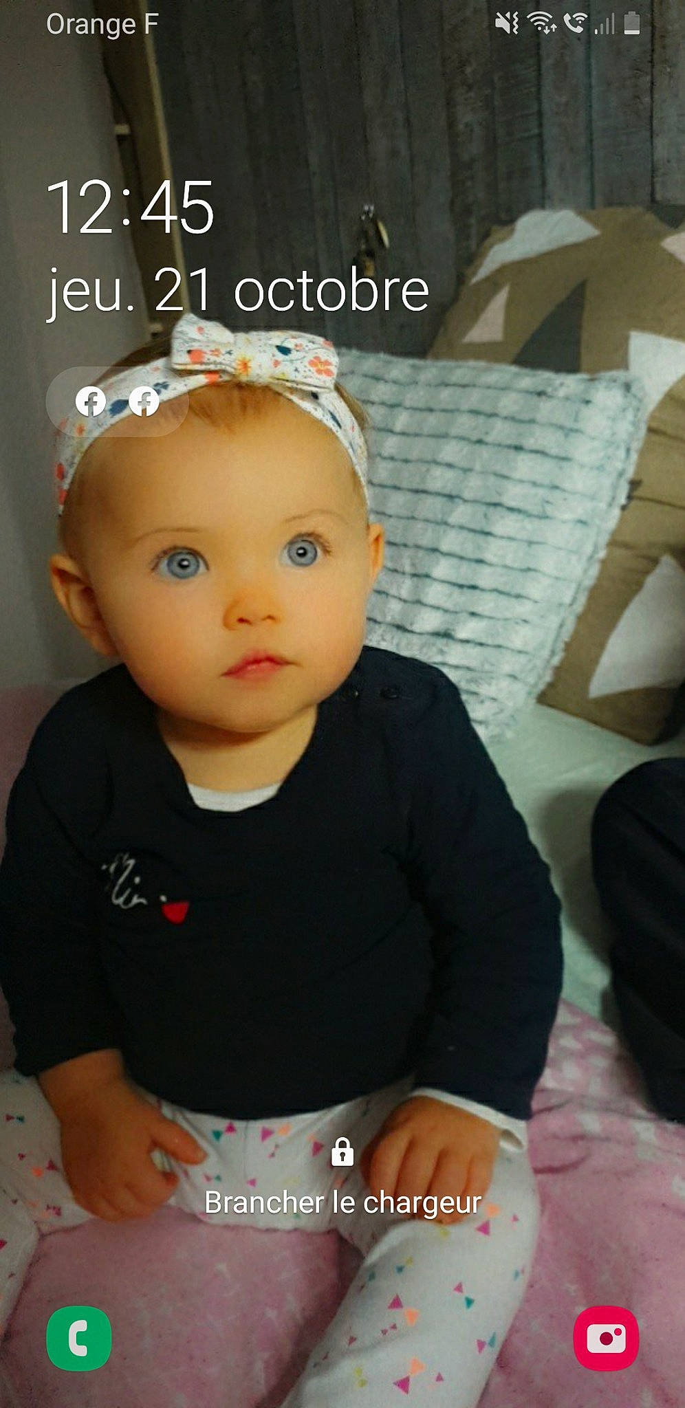 Abby a rejoint le concours — aidez-le/la à gagner de superbes lots ! baby, baby_toddler_clothing, cheek, child, comfort, eyelash, fashion_accessory, flash_photography, happy, hat, headband, headgear, headpiece, iris, person, portrait_photography, room, sitting, sleeve, t_shirt