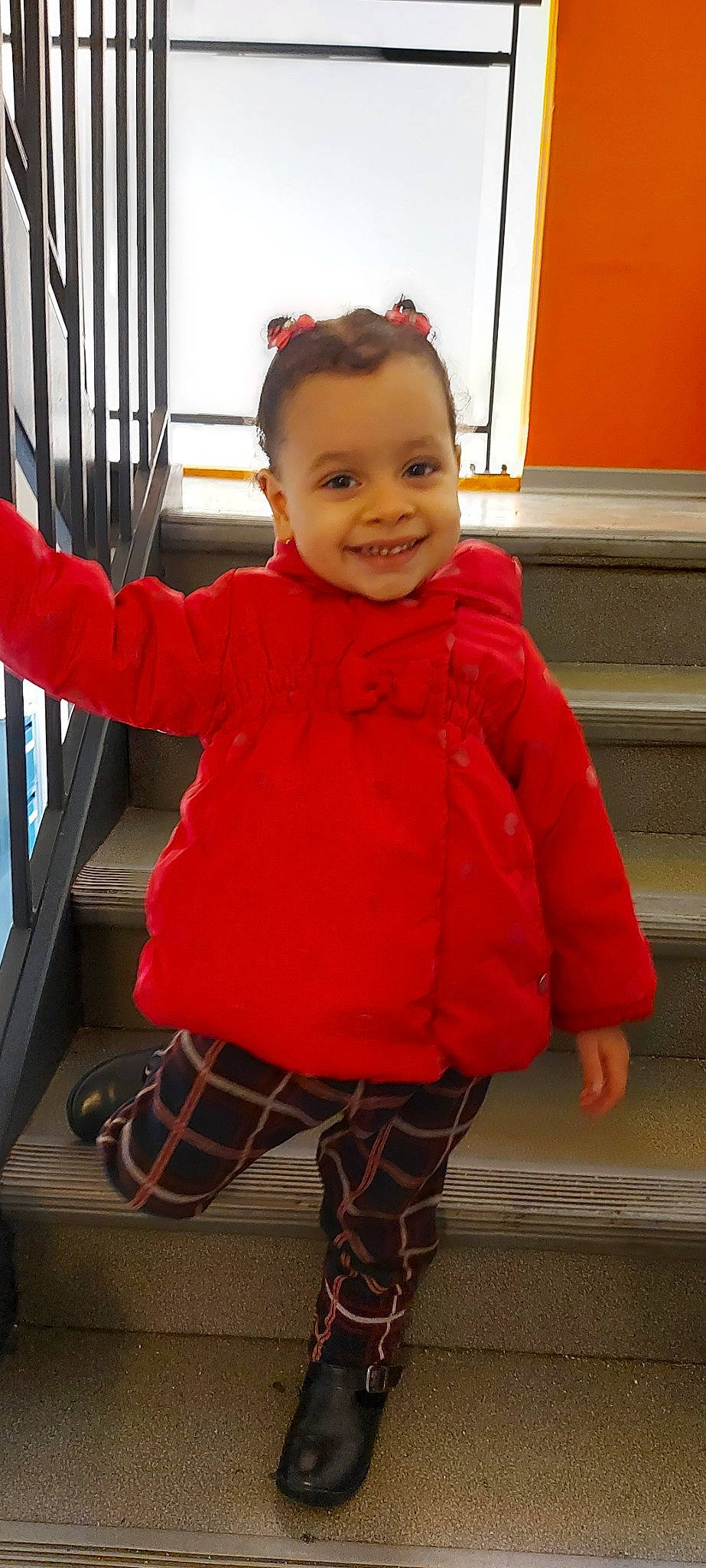 Cattleya participe au concours pour gagner de l'argent avec cette photo : baby_toddler_clothing, cheek, child, eye, face, facial_expression, flooring, hairstyle, happy, head, human_body, jacket, joint, joy, person, red, skin, sleeve, smile, standing