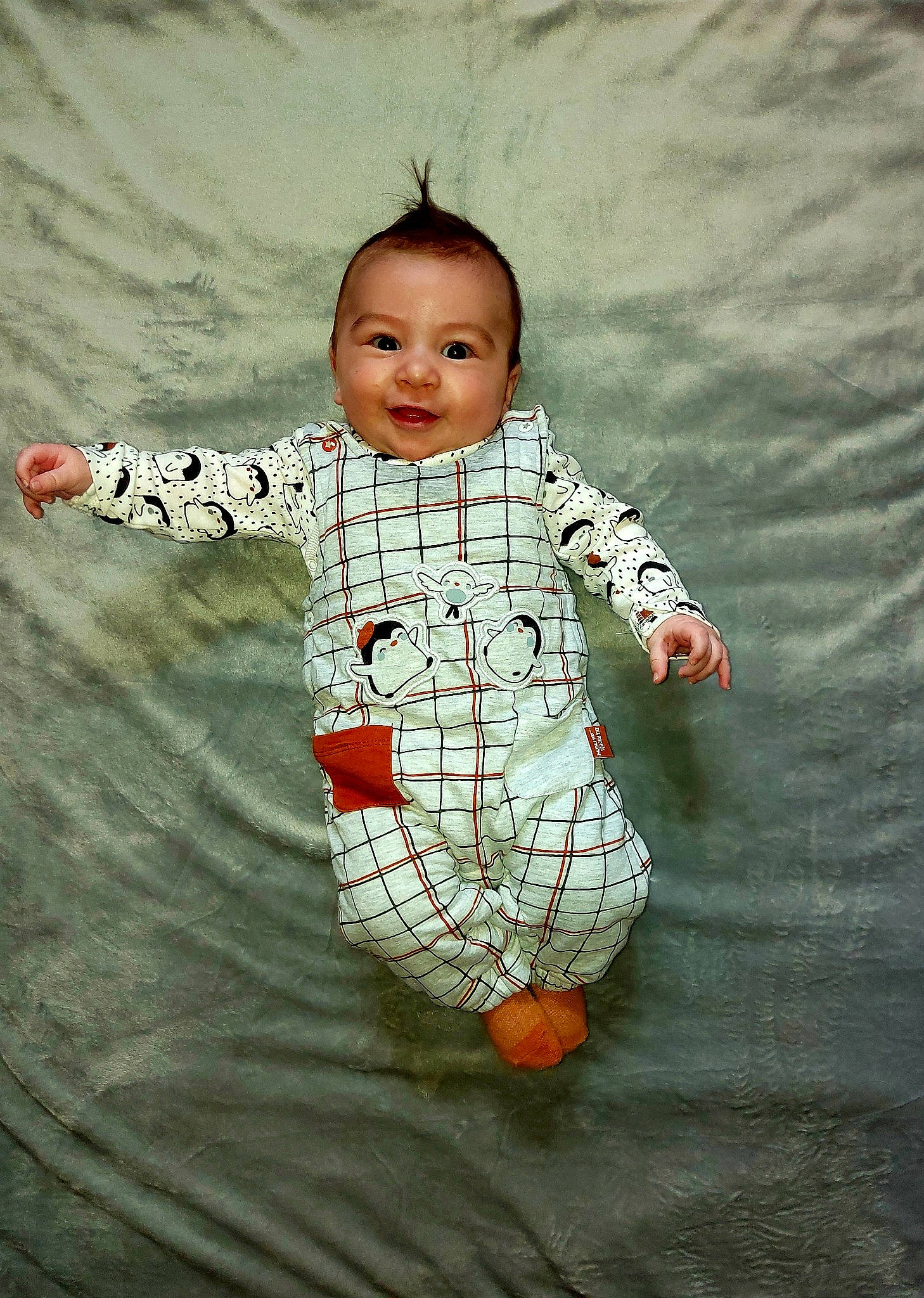 Lubin a rejoint le concours — aidez-le/la à gagner de superbes lots ! arm, baby, baby_toddler_clothing, child, eye, face, fun, gesture, hairstyle, happy, head, human_body, joy, outerwear, pattern, people_in_nature, person, skin, sleeve, textile