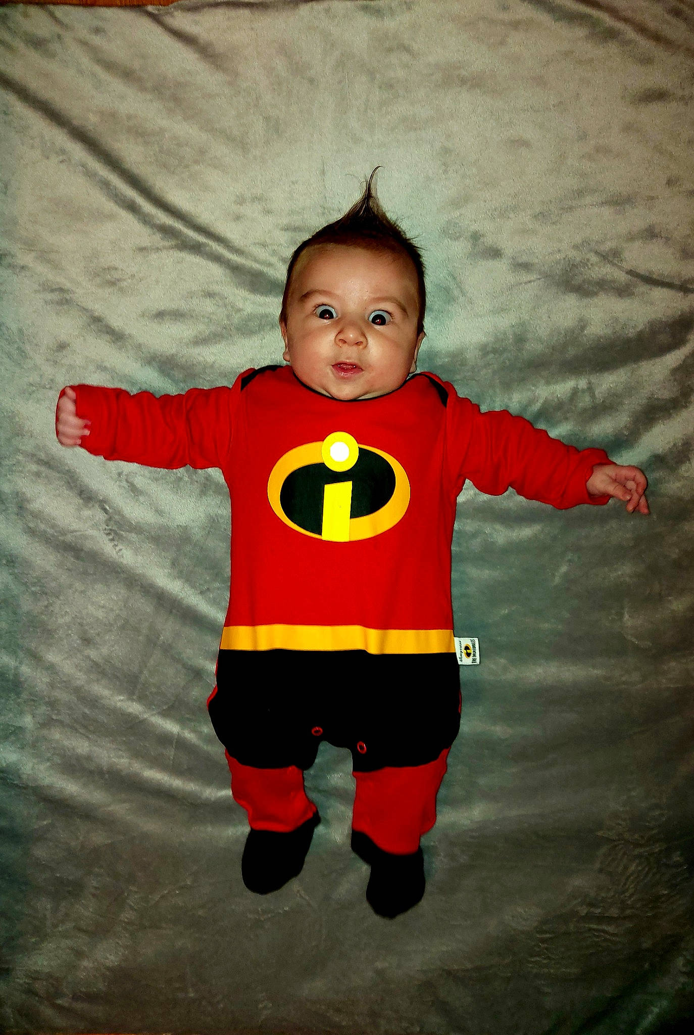 Lubin a rejoint le concours — aidez-le/la à gagner de superbes lots ! arm, art, baby, baby_toddler_clothing, cool, eye, fictional_character, flooring, fun, gesture, hand, happy, human_body, orange, people_in_nature, person, sleeve, smile, t_shirt, thumb