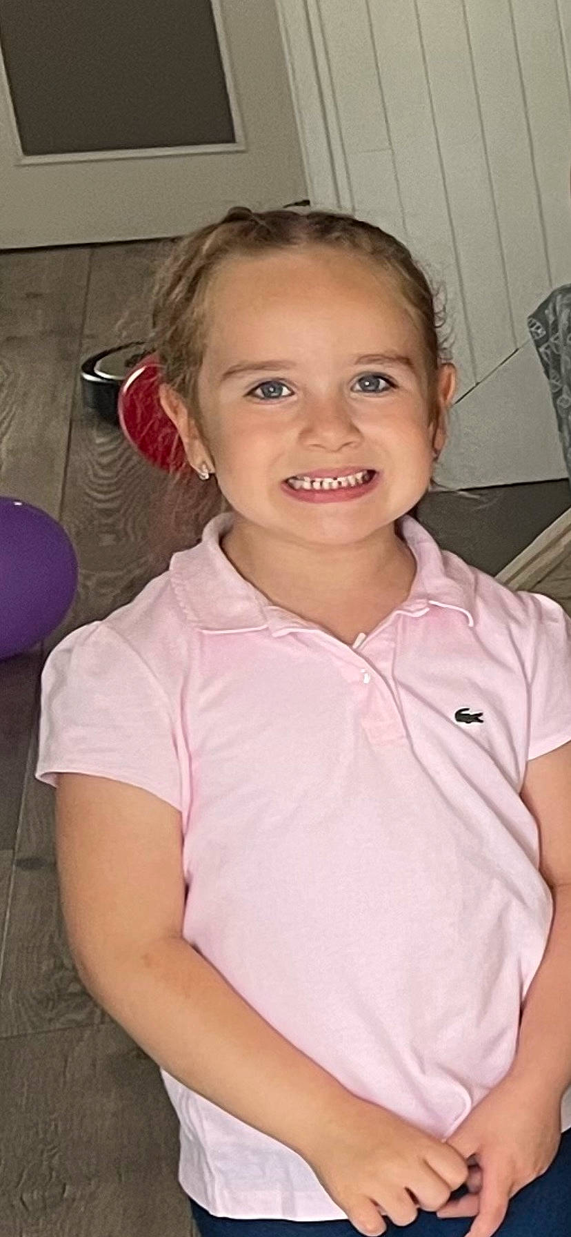 Mellina a rejoint le concours — aidez-le/la à gagner de superbes lots ! balloon, cheek, chest, ear, eyebrow, eyelash, forehead, gesture, hair, happy, iris, jaw, joy, lip, mouth, neck, nose, person, pink, shoulder