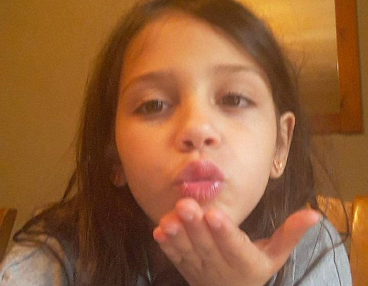 Sarah a rejoint le concours — aidez-le/la à gagner de superbes lots ! black_hair, brown_hair, cheek, chin, eyebrow, face, finger, forehead, girl, head, human_hair_color, jaw, lip, long_hair, mouth, neck, nose, person, selfie