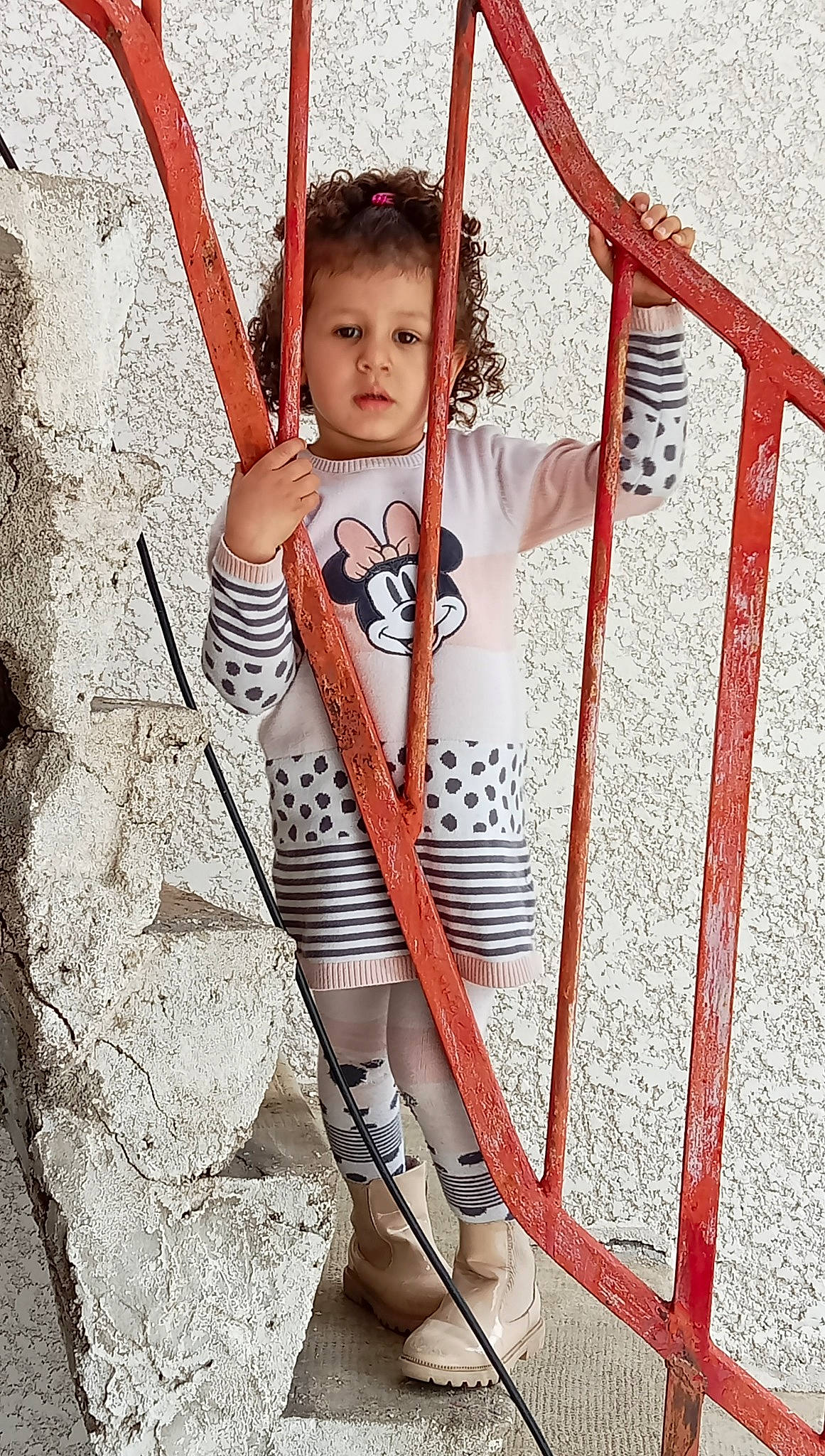 Miya participe au concours pour gagner de l'argent avec cette photo : art, baby, baby_products, chair, child, fun, happy, leisure, outdoor_play_equipment, pattern, person, play, recreation, rope, sandal, sitting, swing, toddler, vacation, waist