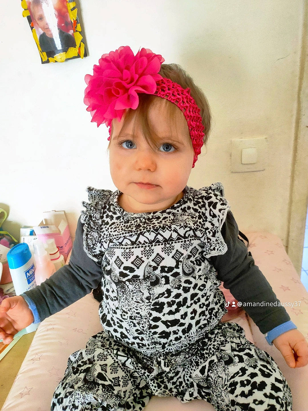 Khäcilya a rejoint le concours — aidez-le/la à gagner de superbes lots ! baby_toddler_clothing, black_hair, cap, costume_hat, eyelash, fashion_accessory, fashion_design, flower, hair_accessory, happy, headband, headpiece, headwear, magenta, neck, pattern, person, pink, sleeve, t_shirt