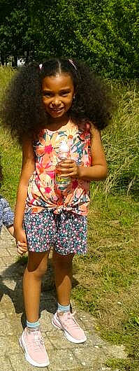 Heïdy participe au concours pour gagner de l'argent avec cette photo : adaptation, beauty, black_hair, child, fun, grass, hair, happy, human_leg, joy, long_hair, necklace, pattern, people_in_nature, person, skin, sleeve, smile, summer, t_shirt