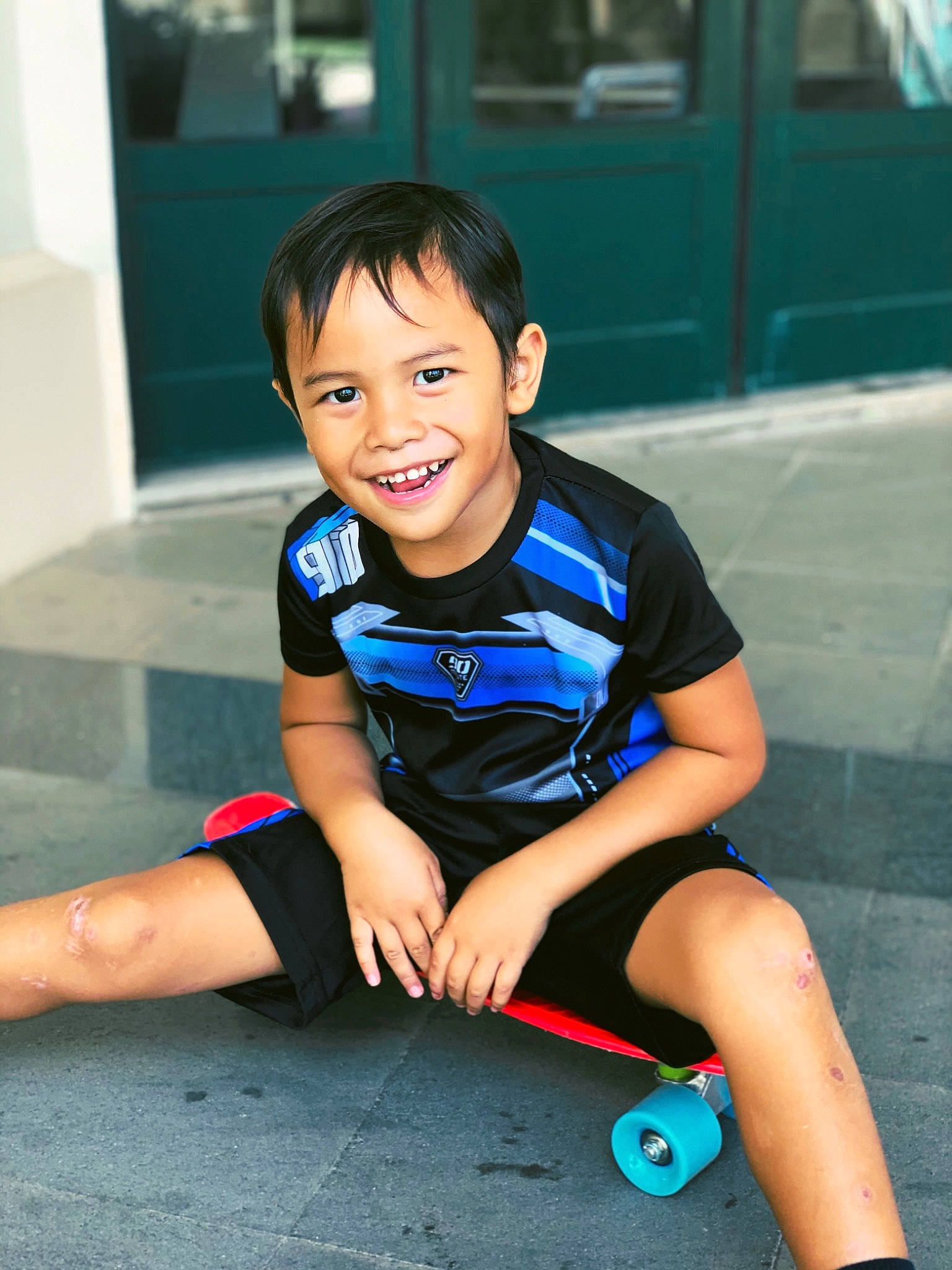 Nohorai a rejoint le concours — aidez-le/la à gagner de superbes lots ! blue, child, fun, happy, joy, leg, leisure, person, play, recreation, sitting, smile, toddler, vacation