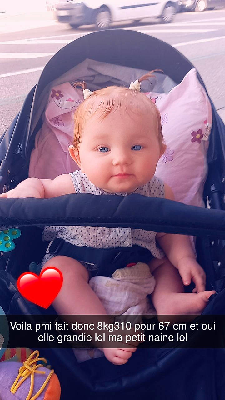 Evy a rejoint le concours — aidez-le/la à gagner de superbes lots ! baby, baby_products, baby_toddler_clothing, blond, cheek, child, doll, eyelash, happy, human_body, iris, lip, mouth, organ, person, pink, product, sitting, skin, toddler