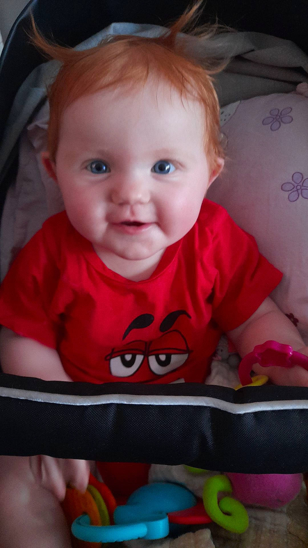 Evy participe au concours pour gagner de l'argent avec cette photo : arm, baby, baby_toddler_clothing, cheek, chin, clothing, eye, face, facial_expression, hand, head, human_body, iris, lip, mouth, nose, organ, person, product, skin