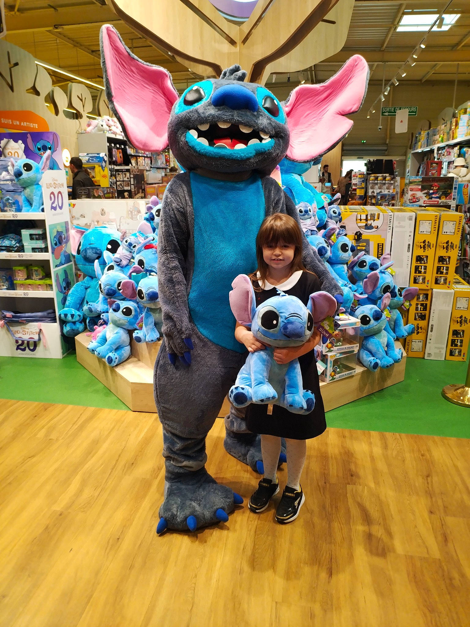 Chloé participe au concours pour gagner de l'argent avec cette photo : animation, child, costume, event, floor, flooring, fun, fur, happy, hardwood, joy, laminate_flooring, leisure, mascot, party_supply, person, purple, recreation, smile, stuffed_toy