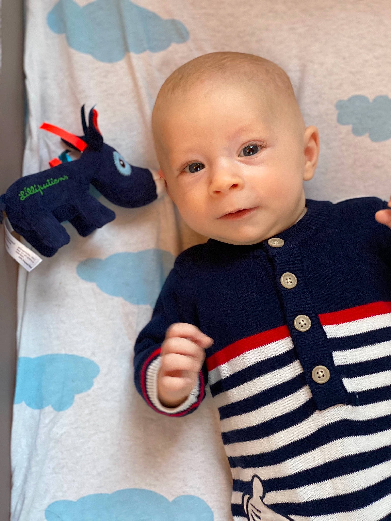 Célestin participe au concours pour gagner de l'argent avec cette photo : baby, baby_products, baby_toddler_clothing, cheek, child, collar, linens, long_sleeved_t_shirt, neck, nose, pattern, person, product, room, skin, sleeve, t_shirt, toddler