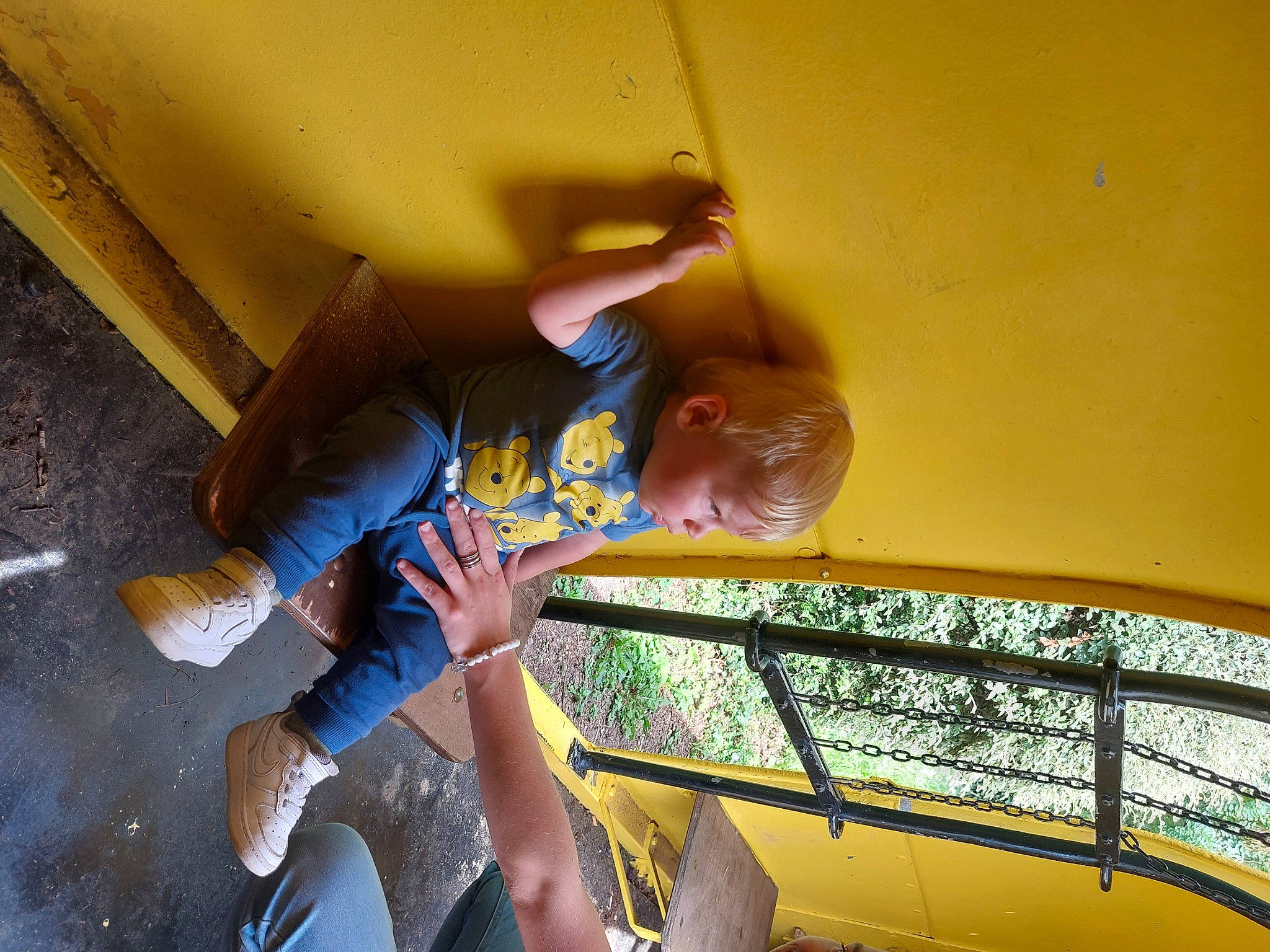 Tomy participe au concours pour gagner de l'argent avec cette photo : ceiling, daylighting, denim, elbow, electric_blue, flooring, fun, glass, hat, human_leg, knee, leisure, metal, person, recreation, room, tints_and_shades, vehicle_door, yellow