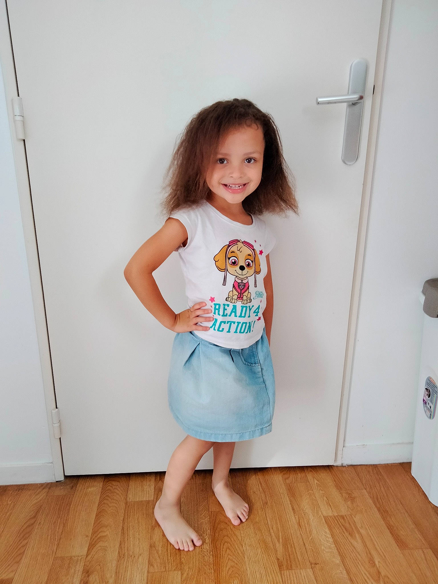Olivia participe au concours pour gagner de l'argent avec cette photo : baby_toddler_clothing, face, flooring, hairstyle, happy, human_leg, joint, joy, knee, laminate_flooring, leg, person, shoulder, sleeve, smile, standing, t_shirt, thigh, toddler, trunk