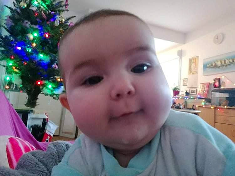 Océane a rejoint le concours — aidez-le/la à gagner de superbes lots ! baby, baby_toddler_clothing, cheek, christmas_tree, ear, event, evergreen, eyelash, fun, happy, holiday, holiday_ornament, human_body, lip, nose, ornament, person, picture_frame, smile, toddler