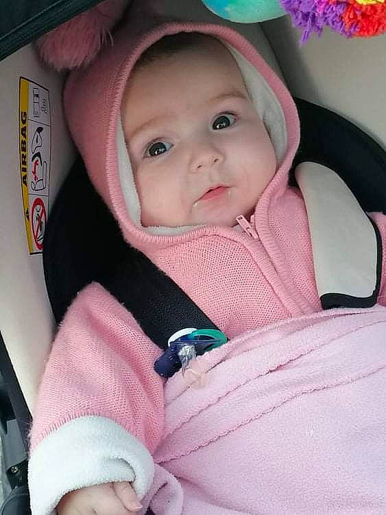 Océane a rejoint le concours — aidez-le/la à gagner de superbes lots ! auto_part, baby, baby_carriage, baby_in_car_seat, baby_products, baby_safety, baby_toddler_clothing, car_seat, cheek, child, comfort, finger, headwear, infant_bed, nail, person, pink, sitting, skin, smile