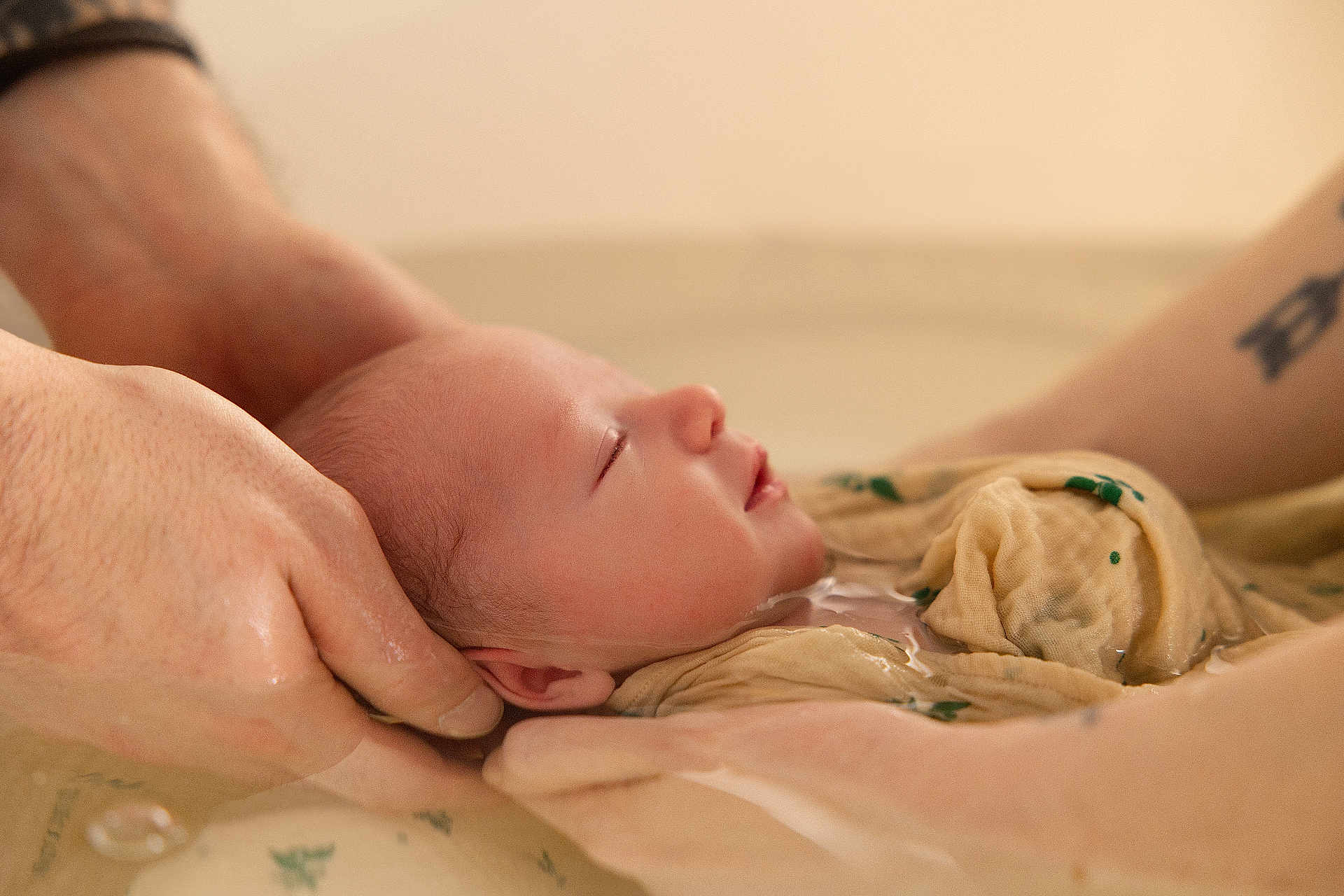 Charly a rejoint le concours — aidez-le/la à gagner de superbes lots ! baby, newborn, infant, hands, water, bath, cloth, skin, adult, tattoo, closeup, peaceful, sleeping, gentle, care, parent, soft, warm, comfort, portrait