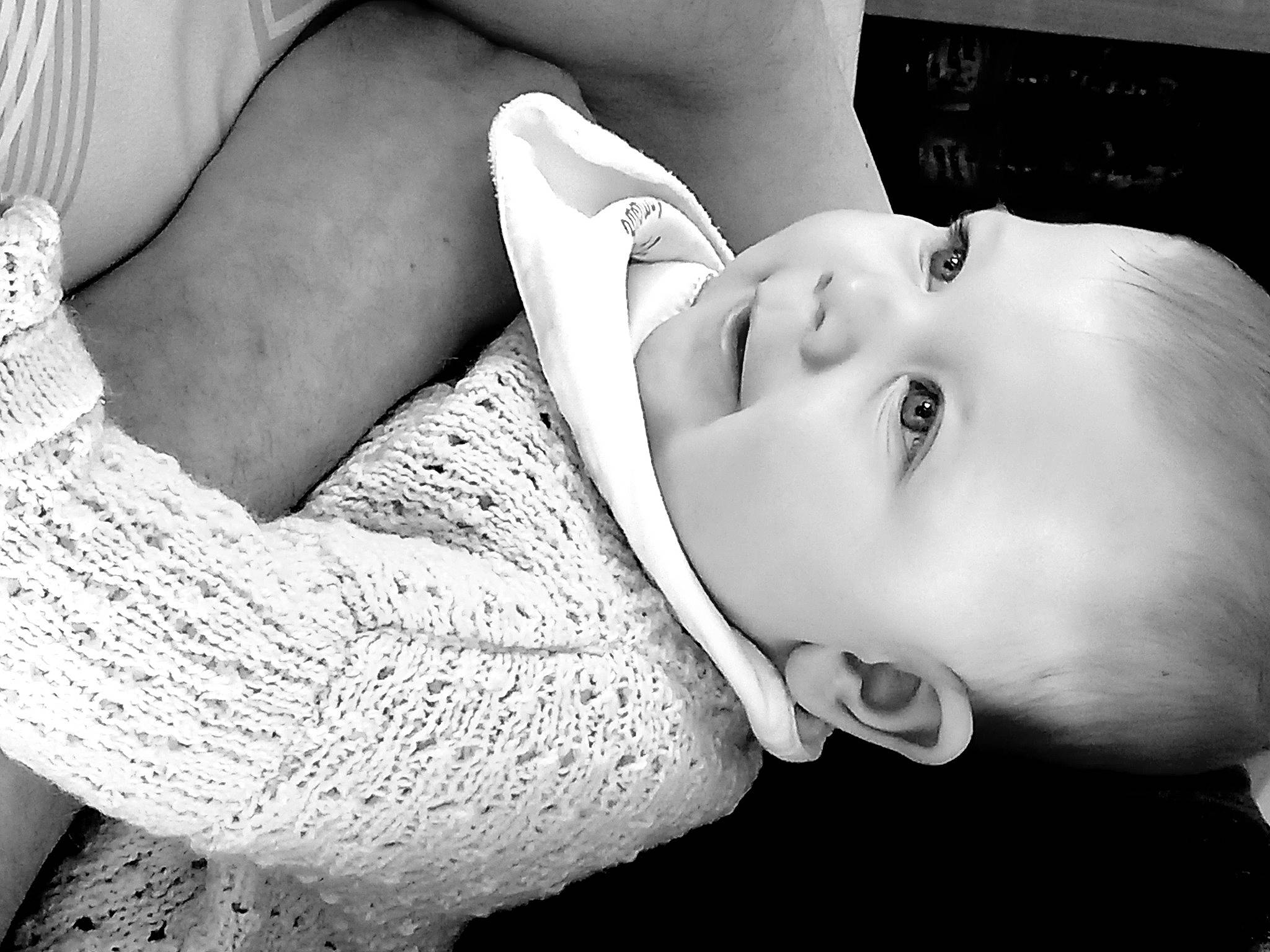 Stella participe au concours pour gagner de l'argent avec cette photo : beauty, black, black_and_white, black_hair, comfort, elbow, eyelash, flash_photography, happy, human_leg, knee, lip, monochrome, monochrome_photography, person, photograph, snapshot, style, thigh, toddler