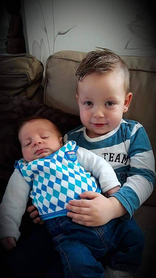 Loghan participe au concours pour gagner de l'argent avec cette photo : baby, baby_toddler_clothing, cheek, child, family, people, person, sibling, sitting, smile, toddler