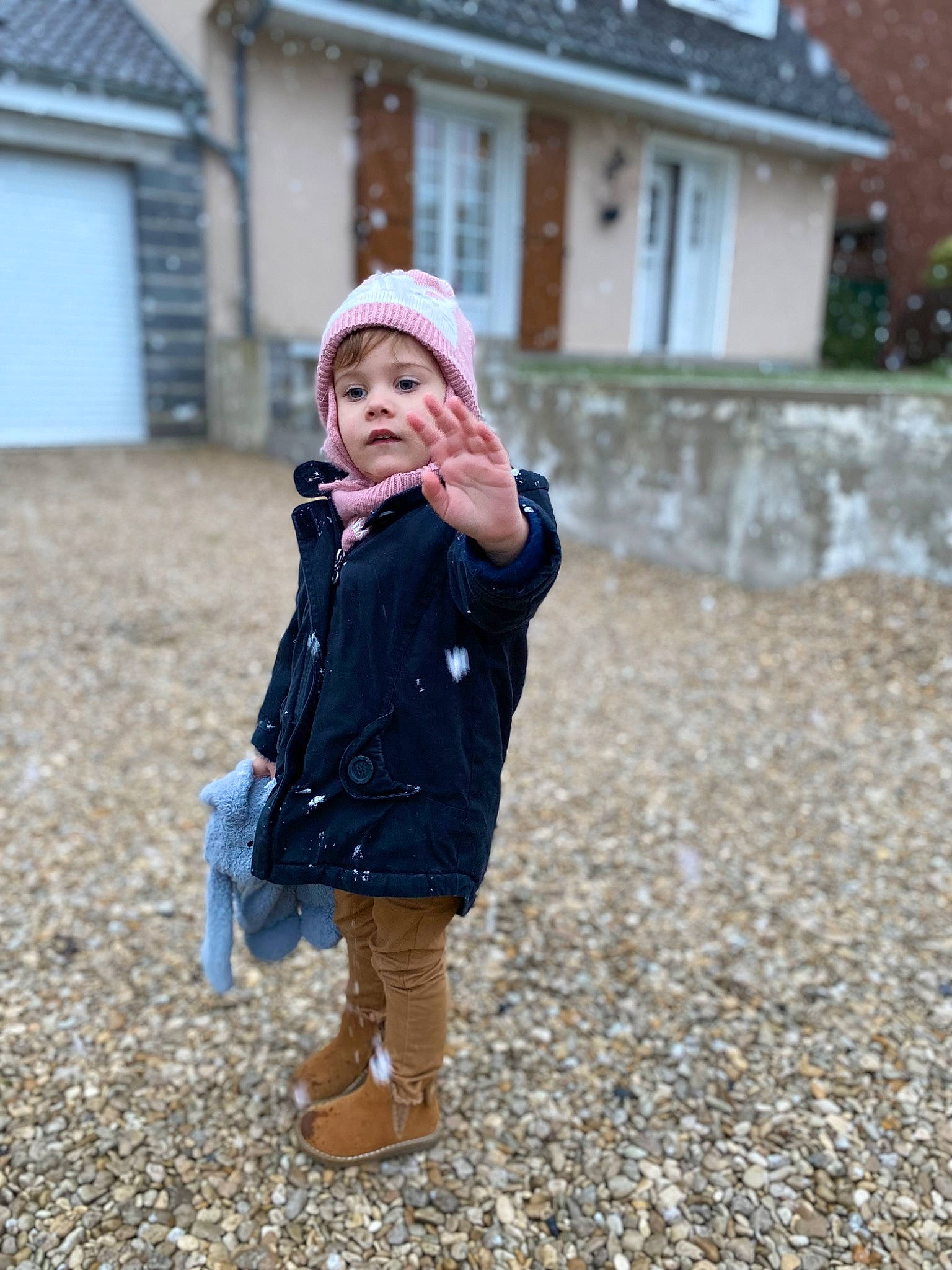Millie a rejoint le concours — aidez-le/la à gagner de superbes lots ! baby, cap, child, city, eye, fun, grass, hat, house, leisure, outerwear, people_in_nature, person, plant, recreation, road_surface, sleeve, standing, toddler, tree