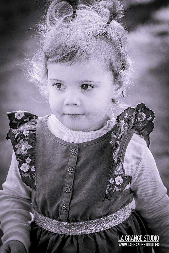 Millie participe au concours pour gagner de l'argent avec cette photo : baby_toddler_clothing, black, black_and_white, child, cloud, eye, flash_photography, grass, hairstyle, happy, head, iris, monochrome, monochrome_photography, person, photograph, skin, standing, style, toddler