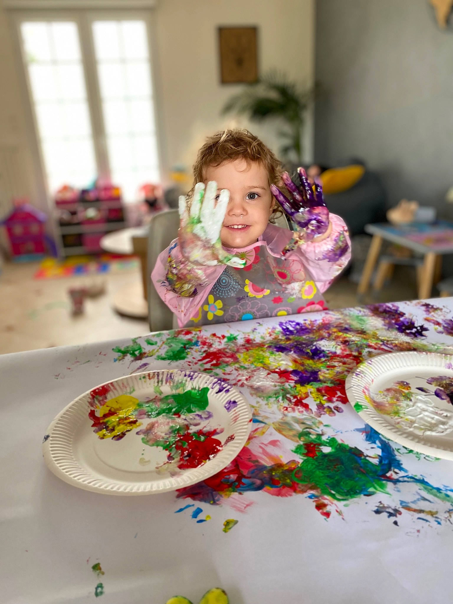 Millie a rejoint le concours — aidez-le/la à gagner de superbes lots ! baked_goods, birthday, birthday_cake, birthday_party, cake, cake_decorating, cake_decorating_supply, chair, dishware, food, icing, person, picture_frame, plate, smile, sugar_cake, sugar_paste, table, tableware, toddler