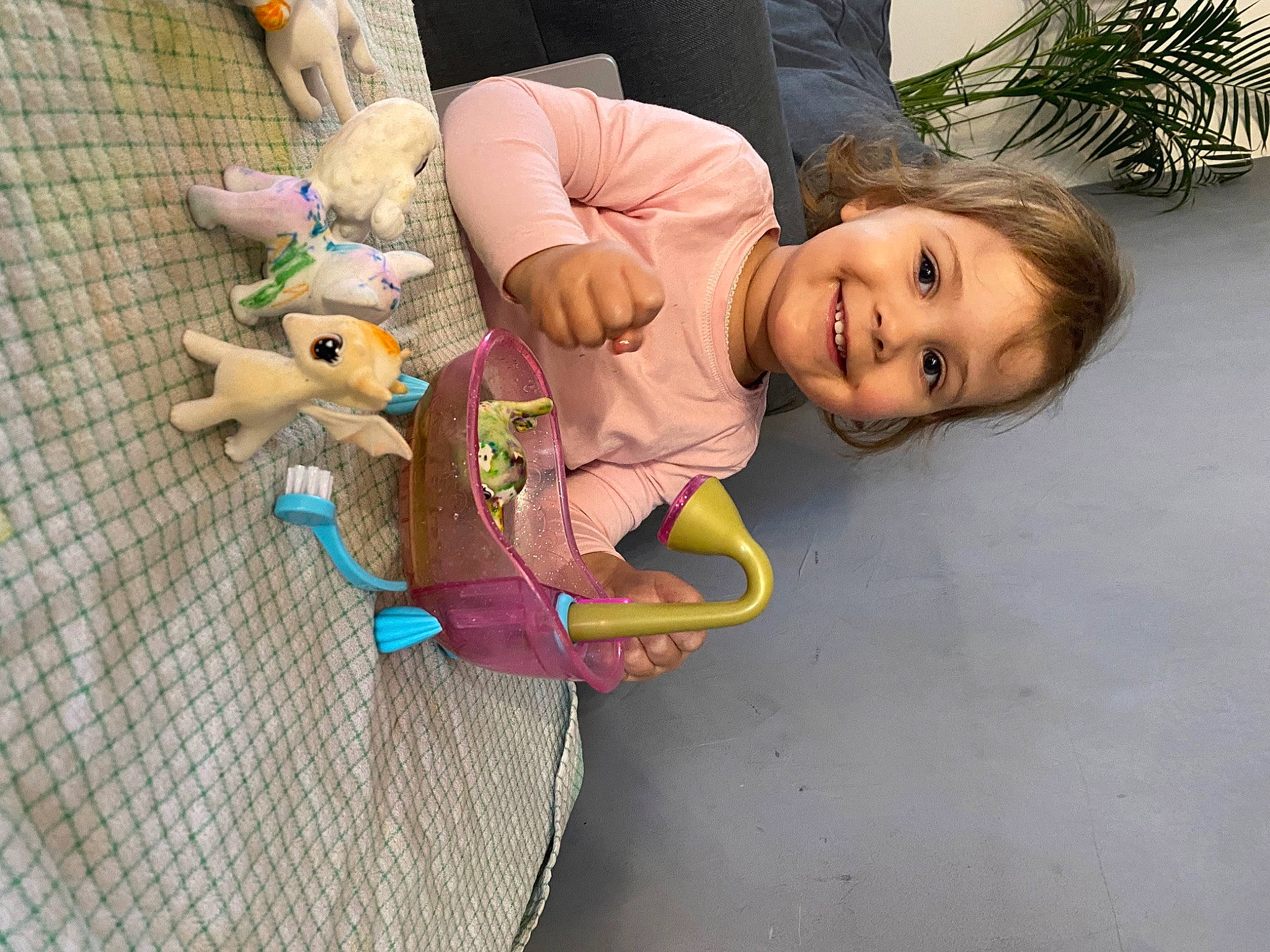 Millie a rejoint le concours — aidez-le/la à gagner de superbes lots ! baby_toddler_clothing, baby_toys, child, doll, fawn, flooring, fun, grass, happy, houseplant, joy, leisure, person, plant, plush, sitting, smile, stuffed_toy, toddler, toy
