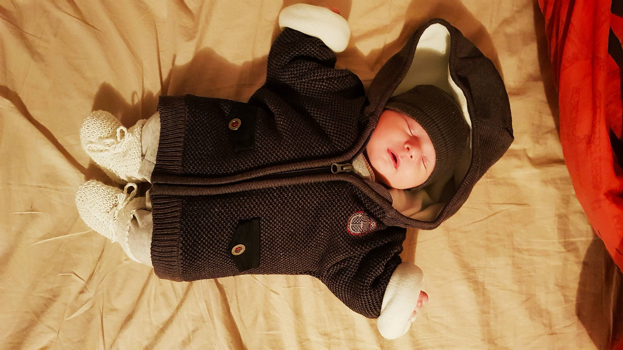 Ewen participe au concours pour gagner de l'argent avec cette photo : baby, baby_products, baby_toddler_clothing, beige, button, comfort, costume_accessory, headwear, hood, human, person