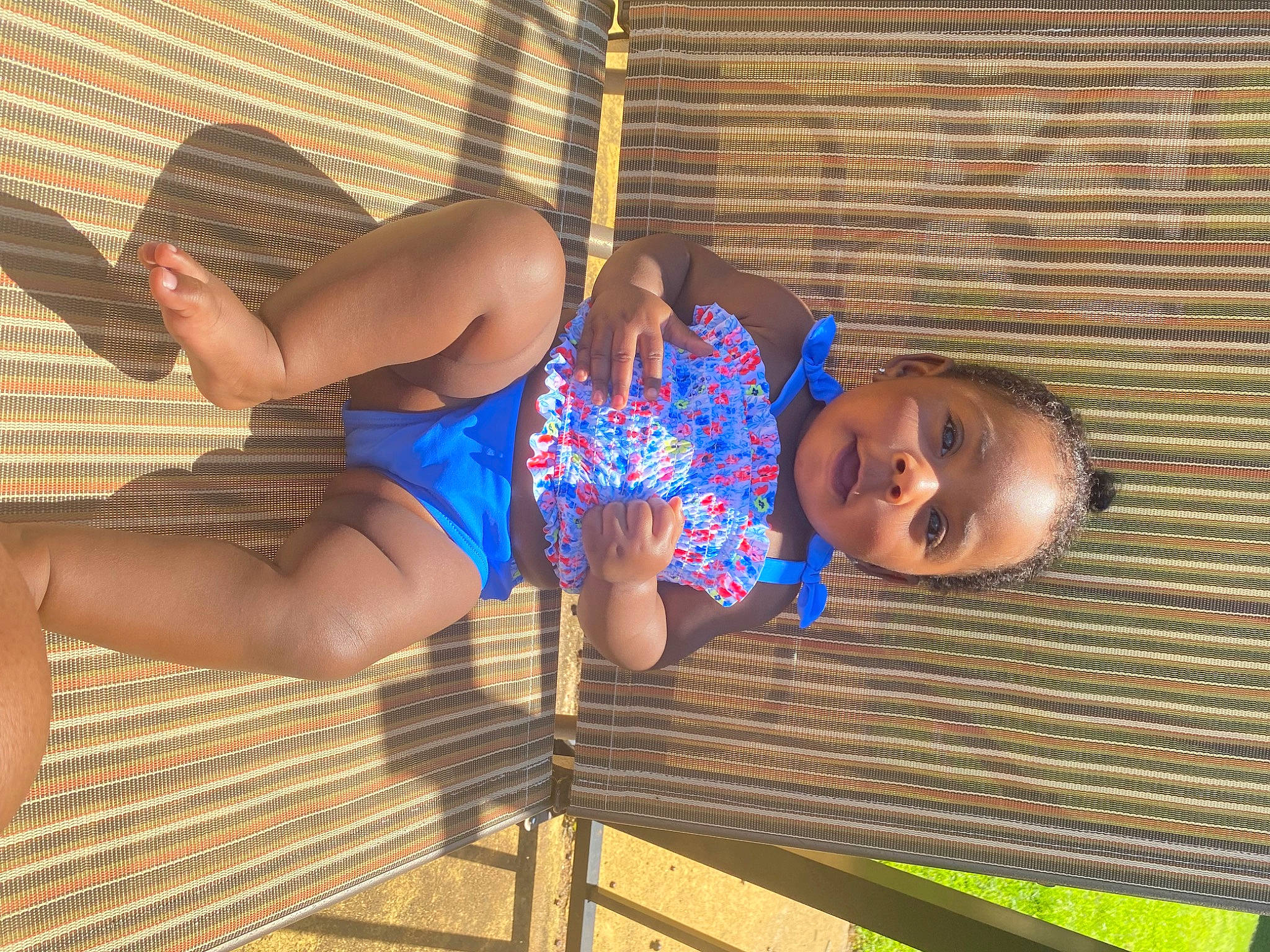 Keilani is registered to the contest to win money with this photo: abdomen, barefoot, calf, electric_blue, flip_flops, foot, fun, happy, human_leg, knee, leg, leisure, person, recreation, sandal, smile, thigh, toddler, toe, trunk