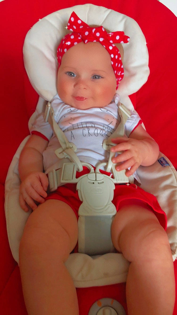 Kaylee participe au concours pour gagner de l'argent avec cette photo : baby, baby_toddler_clothing, cheek, eye, finger, hand, happy, head, headwear, human_body, knee, muscle, person, pink, red, skin, sleeve, smile, stomach, thigh