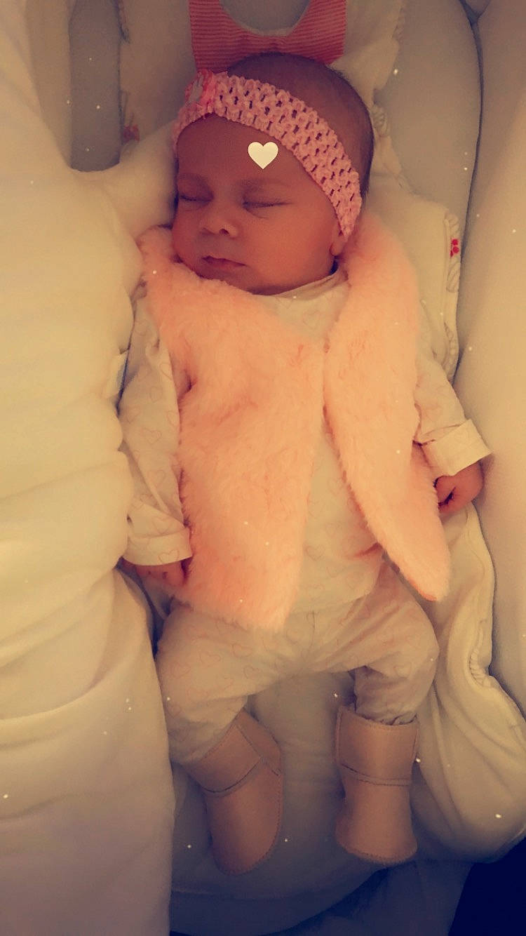 Kaylee participe au concours pour gagner de l'argent avec cette photo : arm, baby, baby_sleeping, cheek, comfort, eye, eyebrow, face, finger, hand, head, headwear, human_body, iris, leg, lip, mouth, nose, person, skin