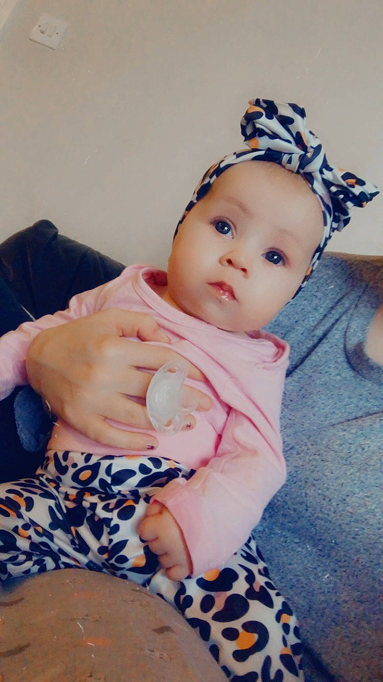 Kaylee a rejoint le concours — aidez-le/la à gagner de superbes lots ! baby, baby_toddler_clothing, cap, cheek, child, comfort, costume_hat, fashion_accessory, happy, hat, headband, headpiece, iris, knit_cap, lip, pattern, person, sitting, skin, sleeve