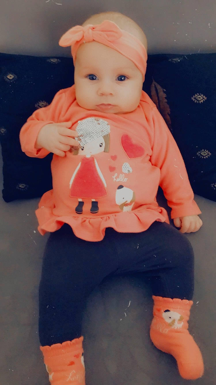 Kaylee a rejoint le concours — aidez-le/la à gagner de superbes lots ! baby, baby_products, baby_toddler_clothing, blue, cheek, doll, eye, finger, head, headwear, human_body, human_leg, joint, person, pink, skin, sleeve, stomach, thigh, toy