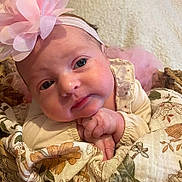 Léna a rejoint le concours — aidez-le/la à gagner de superbes lots ! baby, infant, headband, flower, basket, blanket, floral, cute, hands, resting, closeup, face, skin, eyelashes, soft, cozy, indoors, portrait, newborn, child
