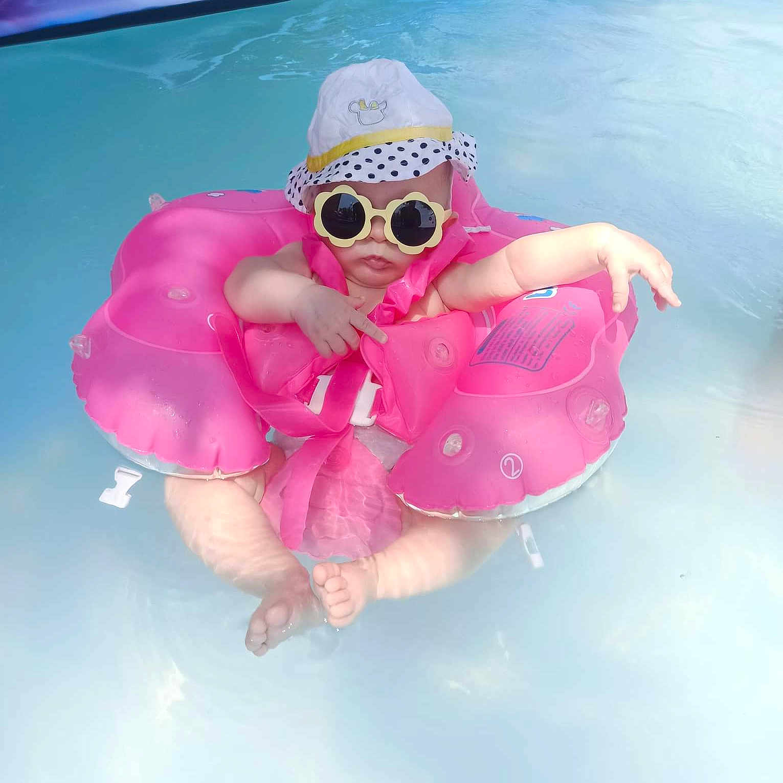 Lucie participe au concours pour gagner de l'argent avec cette photo : azure, baby, baby_float, baby_toddler_clothing, cap, eyewear, fun, goggles, happy, hat, headgear, leisure, personal_protective_equipment, pink, recreation, swimming_pool, toddler, umbrella, vacation, water
