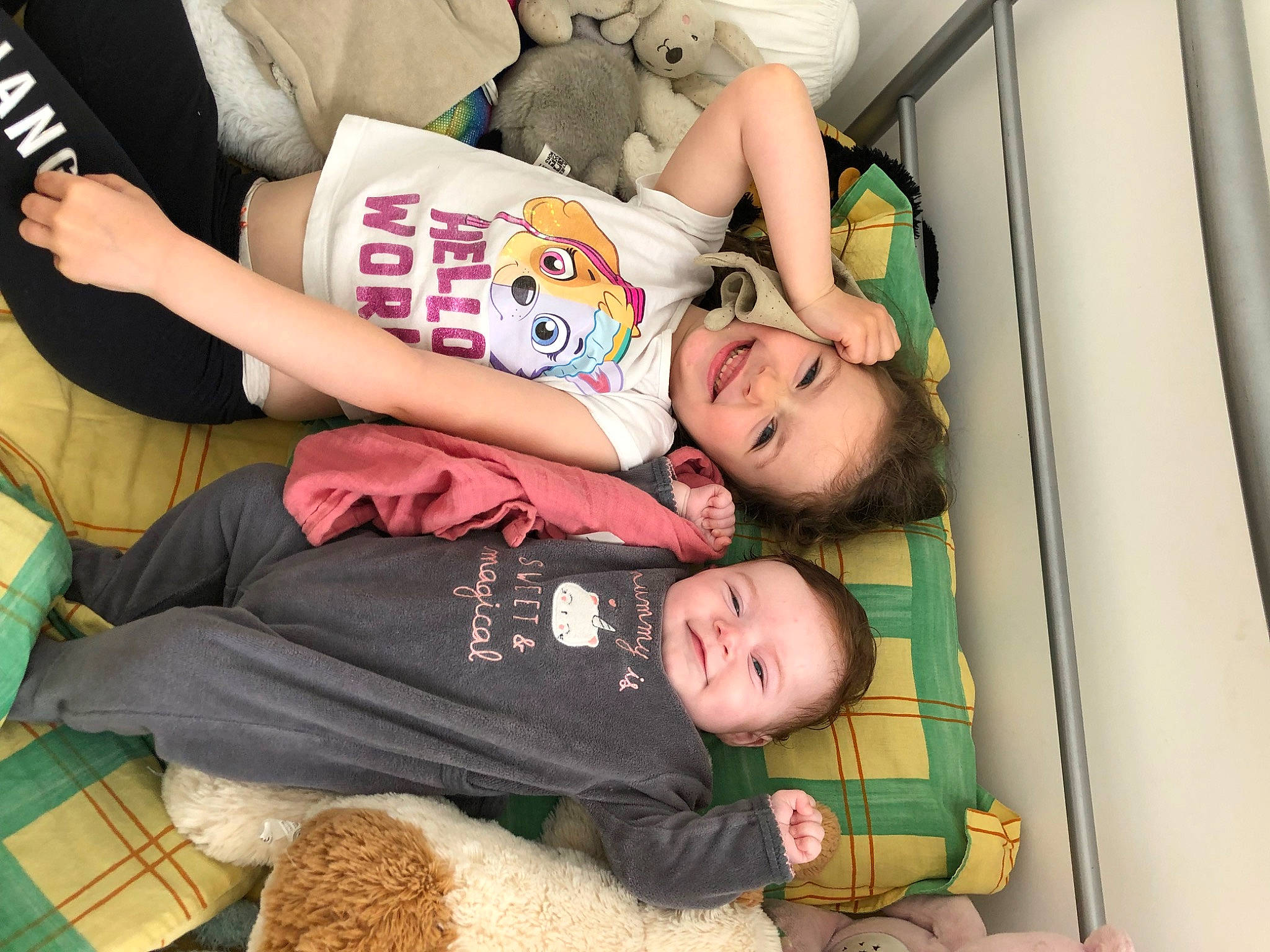 Arya a rejoint le concours — aidez-le/la à gagner de superbes lots ! baby, baby_products, baby_toddler_clothing, bedtime, child, comfort, couch, fun, green, happy, joy, lap, mammal, nap, people, person, room, sitting, sleep, thigh