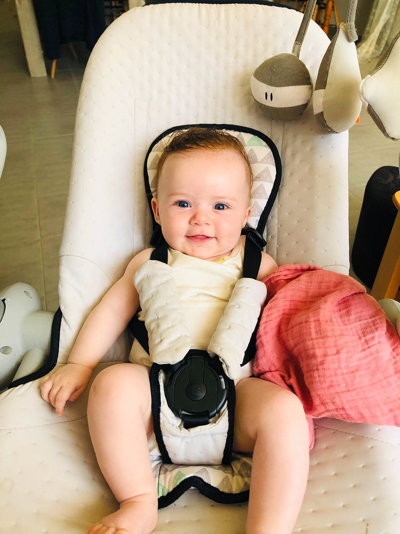 Arya a rejoint le concours — aidez-le/la à gagner de superbes lots ! arm, baby, baby_toddler_clothing, beauty, chair, comfort, finger, flash_photography, hairstyle, happy, human_body, joint, joy, knee, leg, mammal, person, product, skin, smile