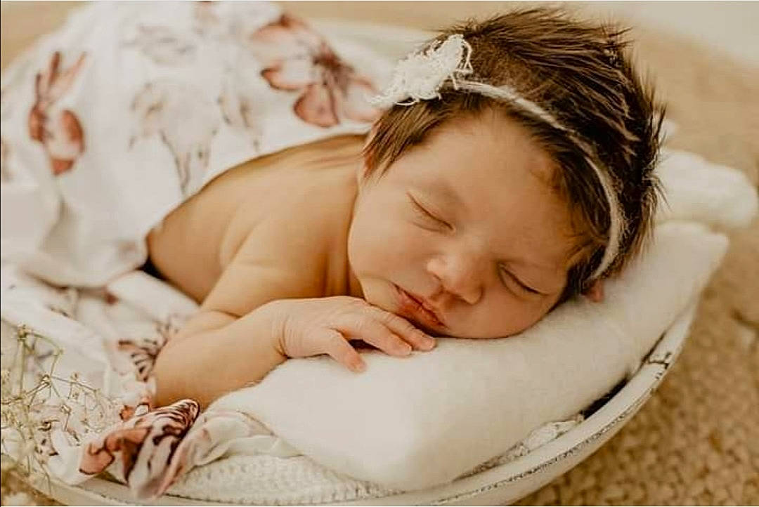 Anouk a rejoint le concours — aidez-le/la à gagner de superbes lots ! baby, baby_sleeping, baby_toddler_clothing, child, comfort, fashion_accessory, flash_photography, fur, gesture, grass, hair_accessory, happy, head, headband, headpiece, linens, person, portrait_photography, skin, smile