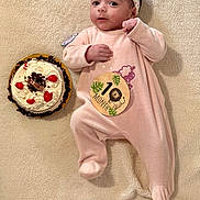 Lena a rejoint le concours — aidez-le/la à gagner de superbes lots ! baby, infant, onesie, headband, blanket, cake, cherry, chocolate, celebration, milestone, wooden_sign, lion, cute, sleepwear, lying_down, soft_texture, food, dessert, portrait, indoors